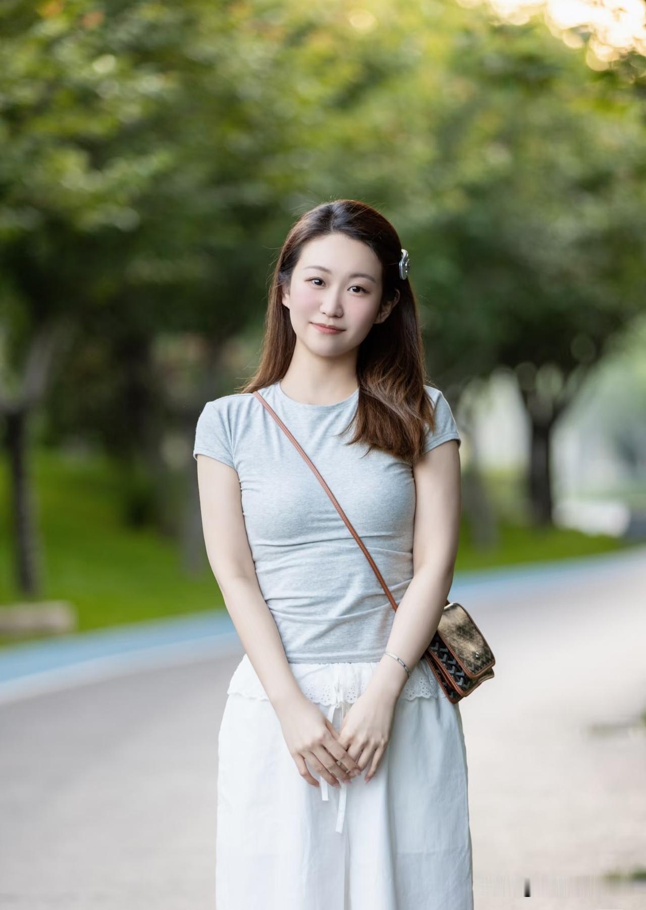 长相思·林间逢树影柔，晚风柔，浅素衣衫立径头。嫣然眉眼悠。意悠悠，