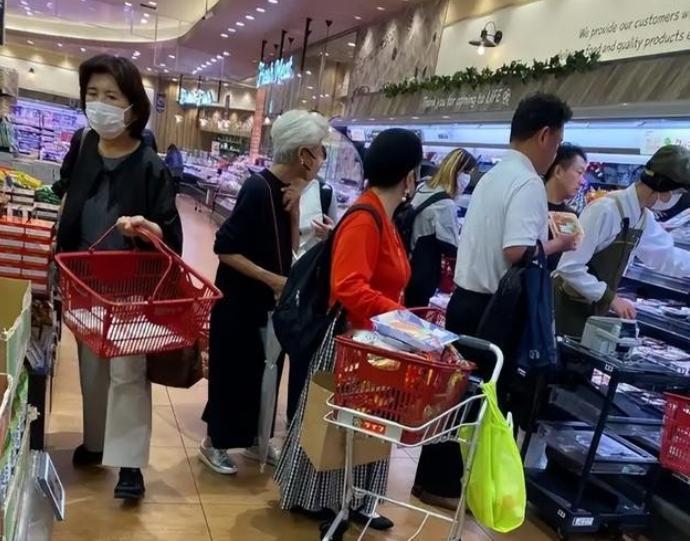 日元跌到近乎失控！美日联手砸上千亿救市，短短两周全线打回原形日本求饶也晚了