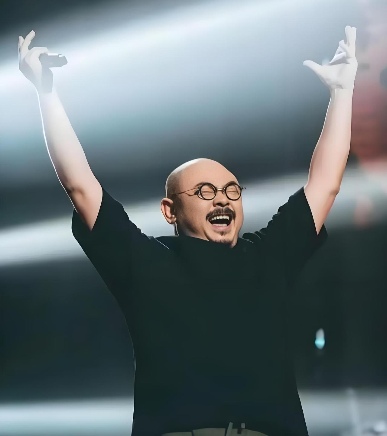 如何评价刀郎演唱会的火爆刀郎演唱会一票难求，背后是大众对真诚音乐的渴望。没有华丽