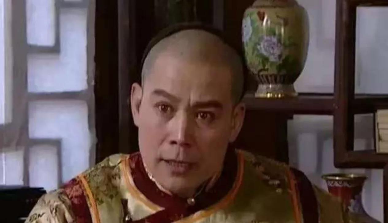 1697年，亲征噶尔丹回京的康熙，虽说大胜归来，却满脸怒色，他先是处决了太子胤礽