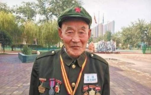 30万补贴刚到账，功勋老兵没有犹豫，当着曾经嫌弃他、将他逐出家门的儿媳，把钱一分