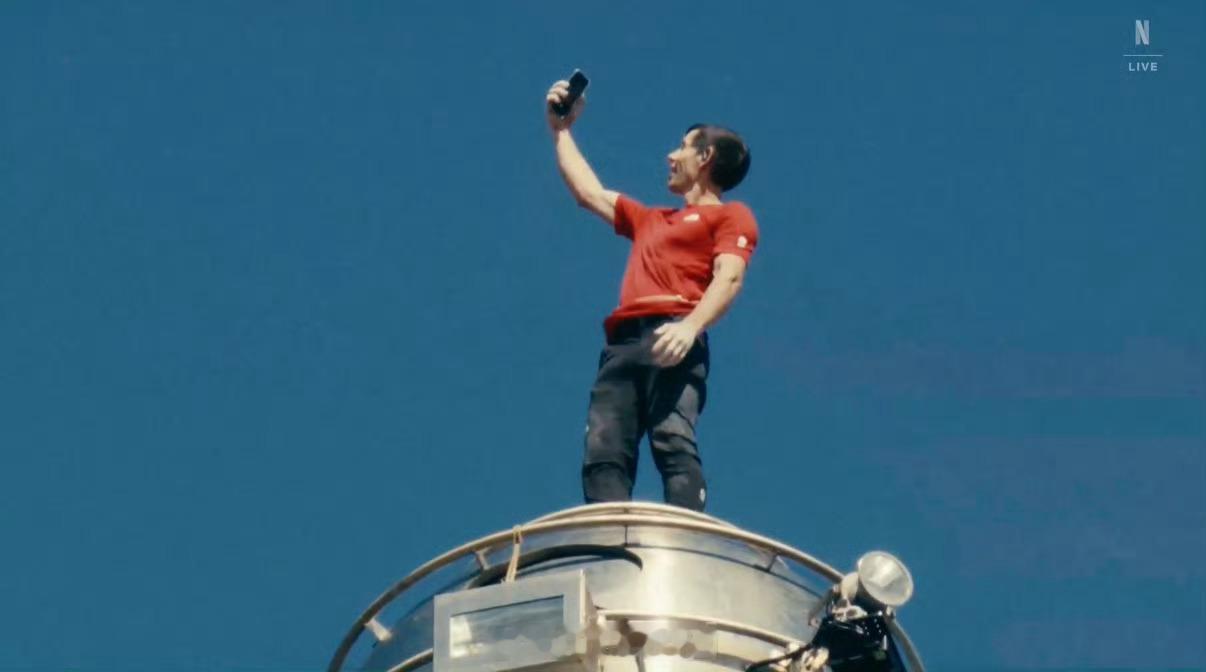 台北101无法呼吸的一个半小时，Alex徒手攀岩台北101，登顶后给妻子打电话，