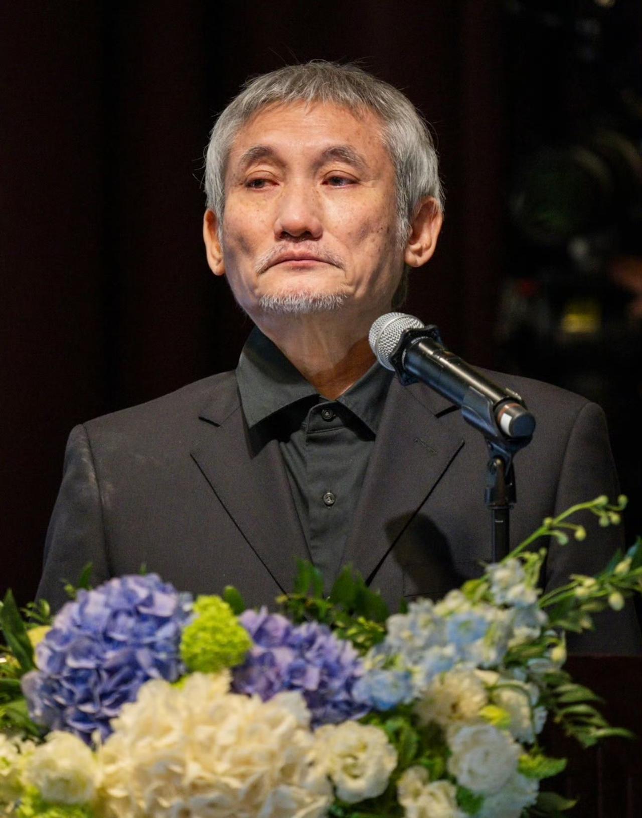 在施南生追思会上，林青霞说:“在南生住院期间，我跟徐克24小时轮流守候，南生是在
