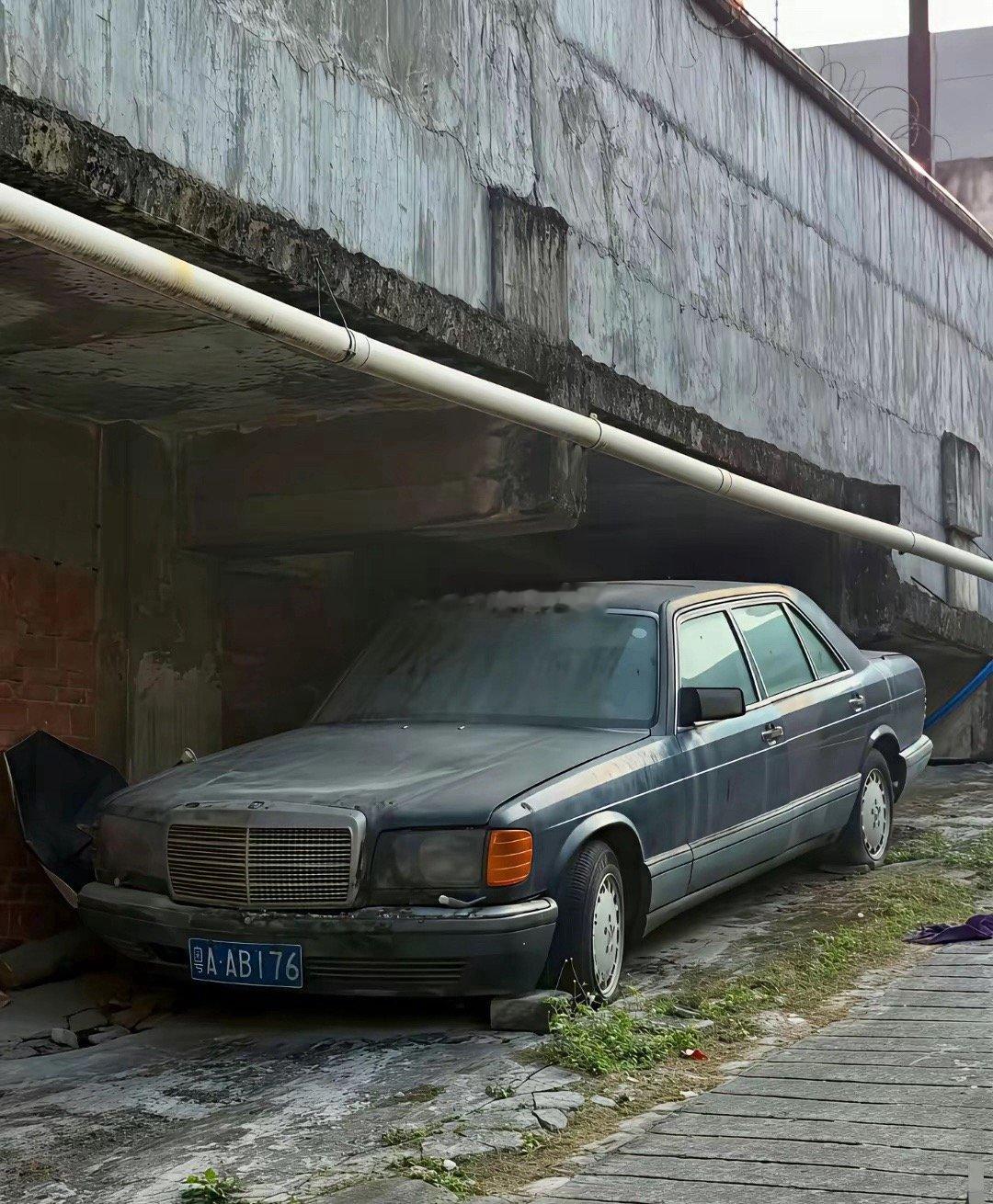 广州桥底下这台奔驰，居民讲放了20年了，无人问津。这个老板到底经历啥？