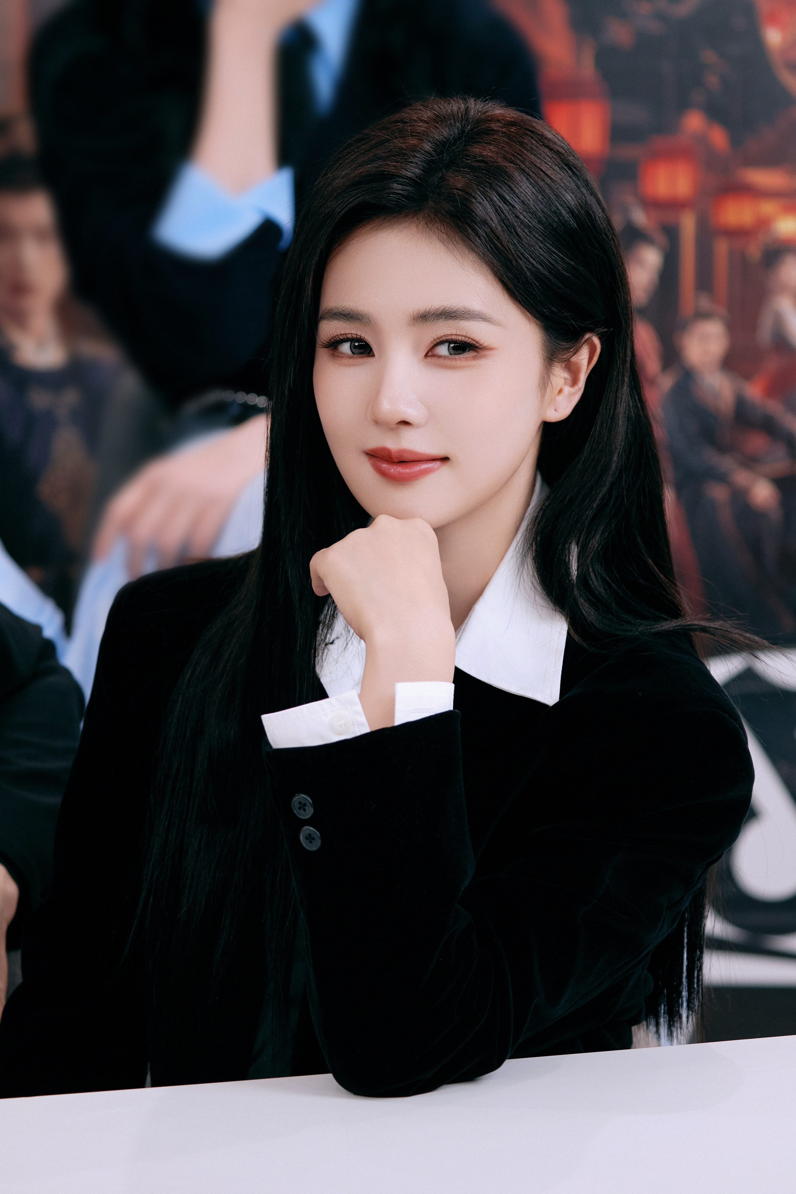 白鹿金丝眼镜锁不住漫溢的媚，黑丝绒西装裹着藏不住的俏，领带松系的慵懒感拉满。