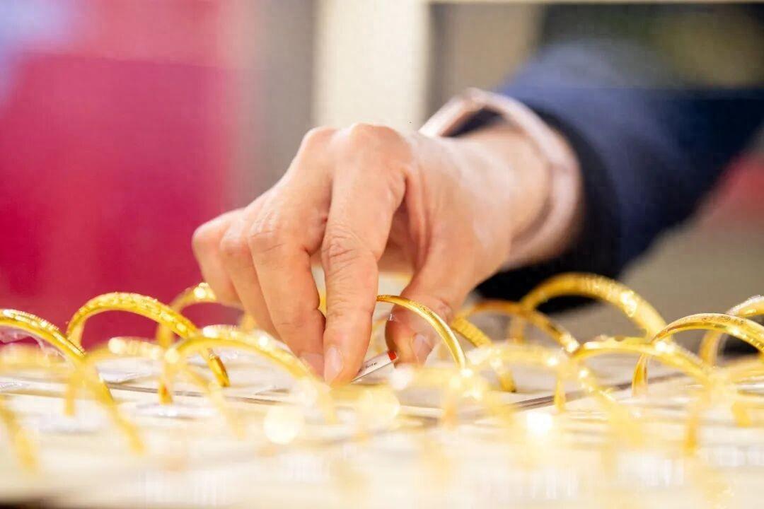 金银价格是彻底涨疯了，几乎出乎所有人的预料，谁也不会想到短时间内黄金稳站每盎司5