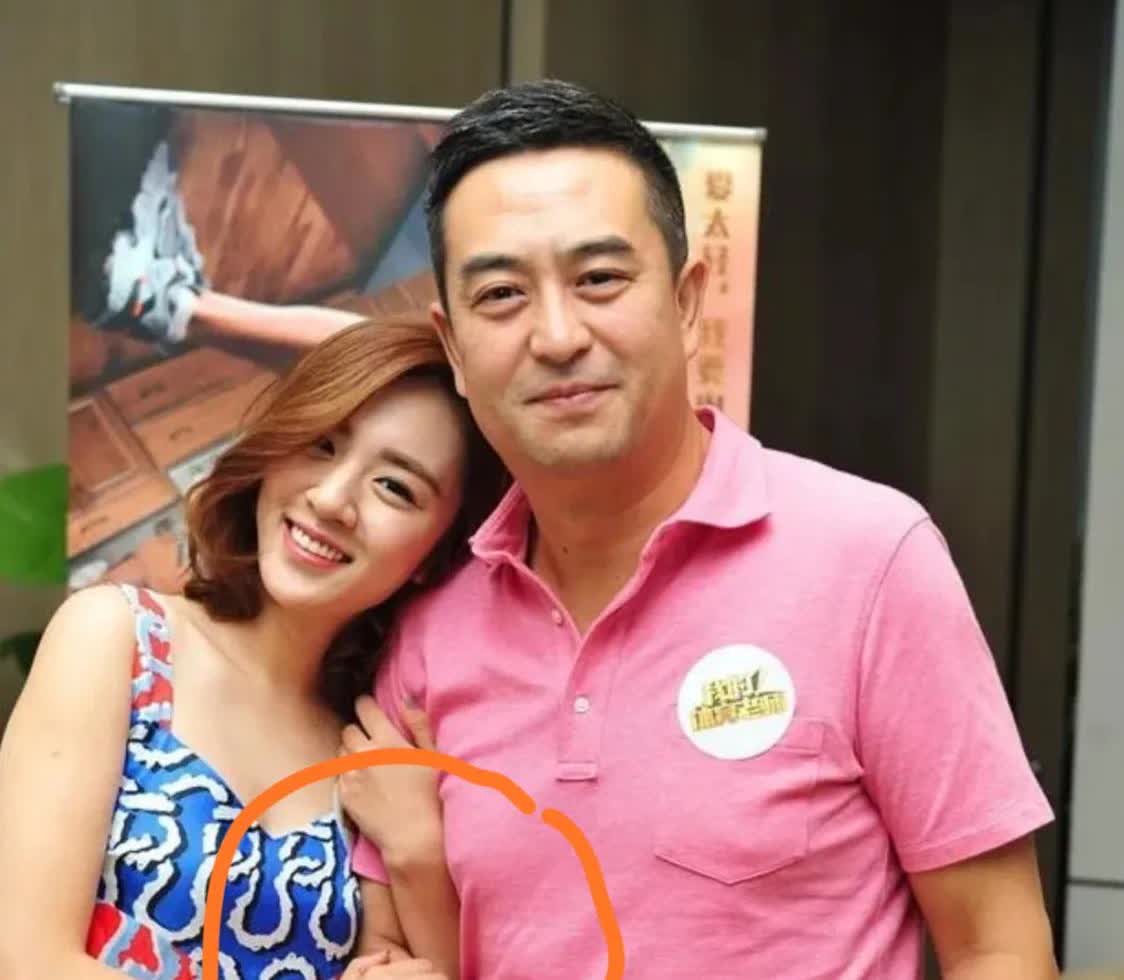 不夸张的说俞灏明估计得后槽牙都想咬碎了王晓晨搂着张嘉译手臂的这张照片，竟