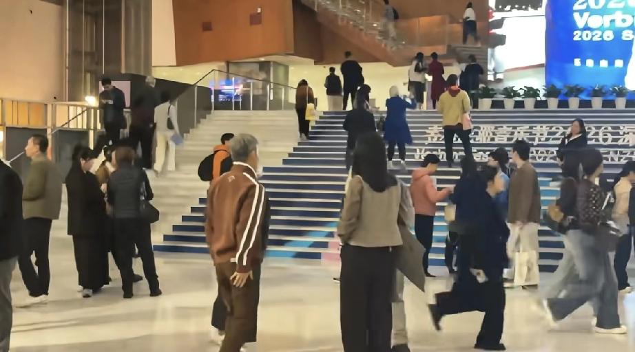 王石与田朴珺过二人世界，在深圳看演出被甜到了，王石还有点腼腆！1月31日，王