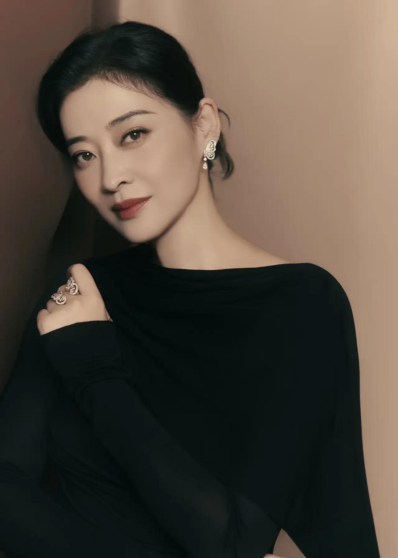 我最搞不懂的人，就是梅婷了。明明已经50岁，从来不跟风做医美，也不会刻意装