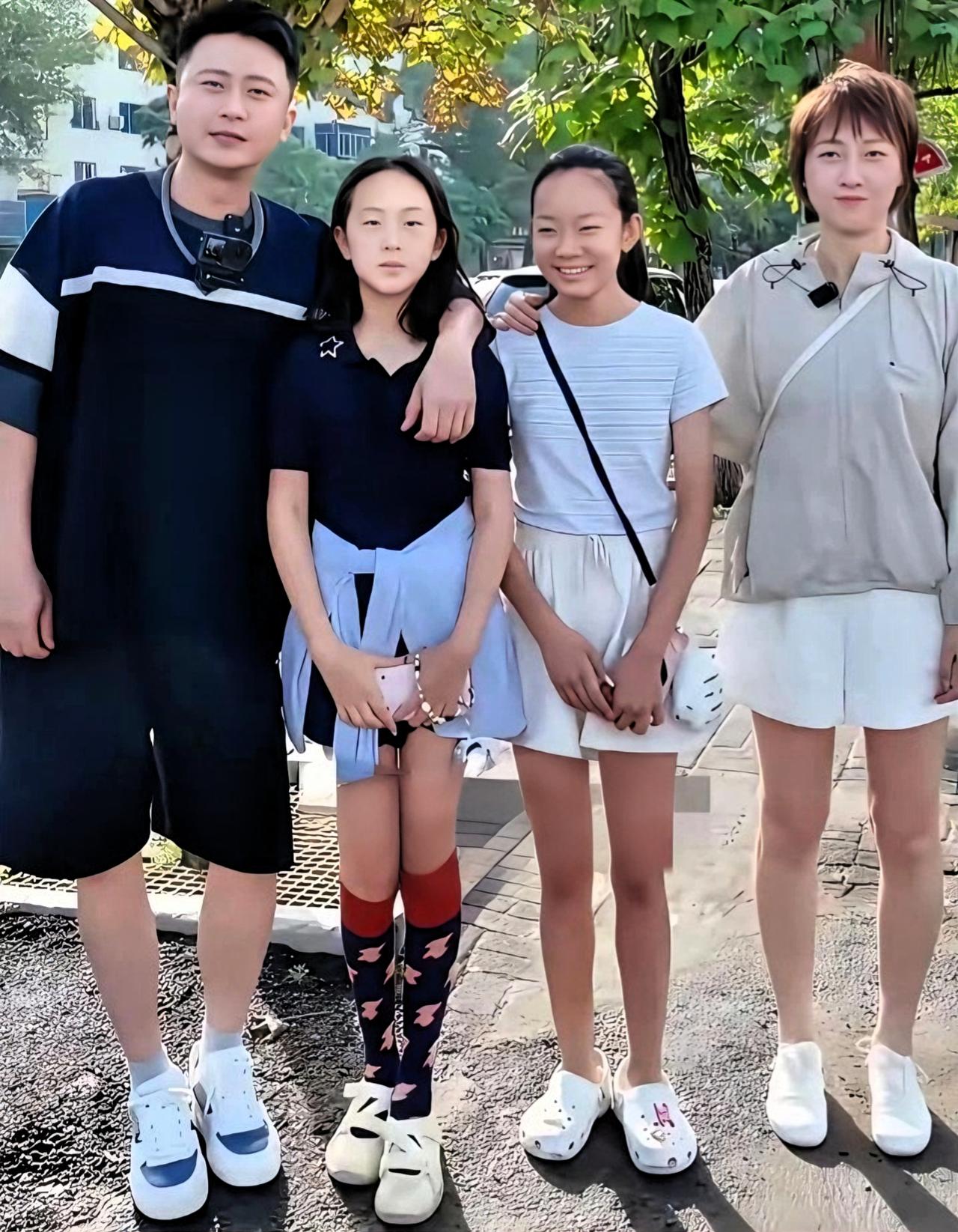 哇！杨帆有两个贴身小棉袄呢，羡慕啊！杨帆在台上风趣幽默，台下却十分低调，一