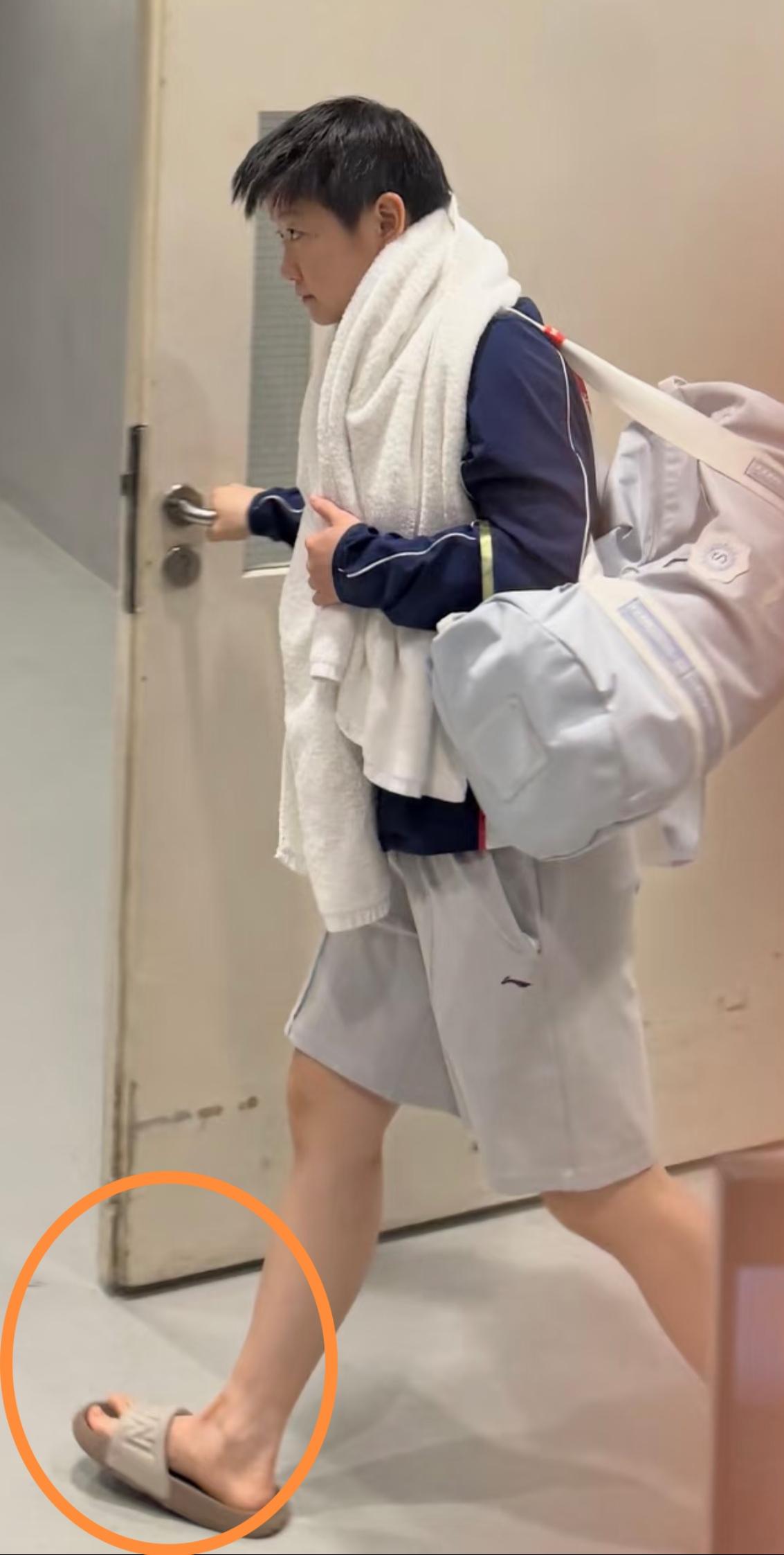 孙颖莎提醒萨马拉用鹰眼挑战，我不惊叹。萨马拉的小眼神爱上了孙颖莎，我也不惊叹