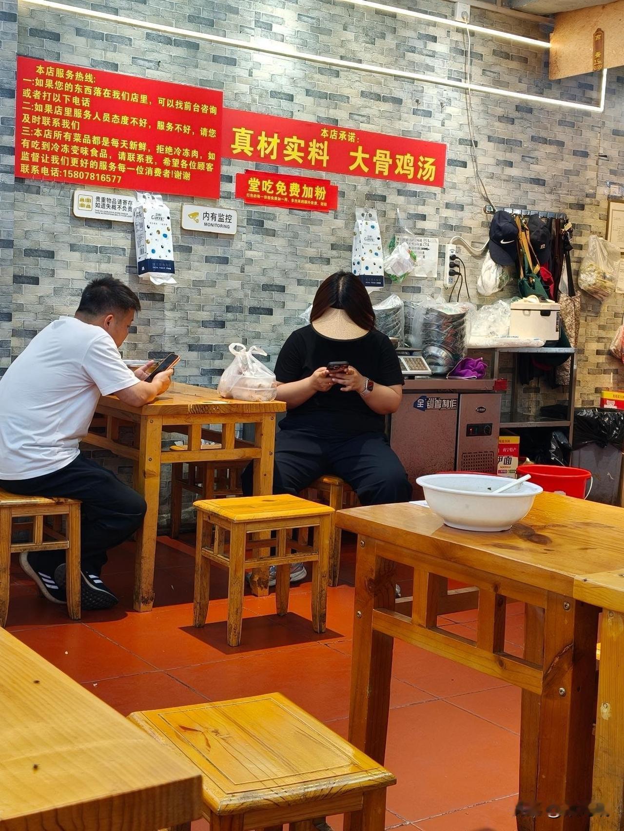把我看懵了……原来是帽子！第一眼看过去真的非常容易让人产生视觉错觉。