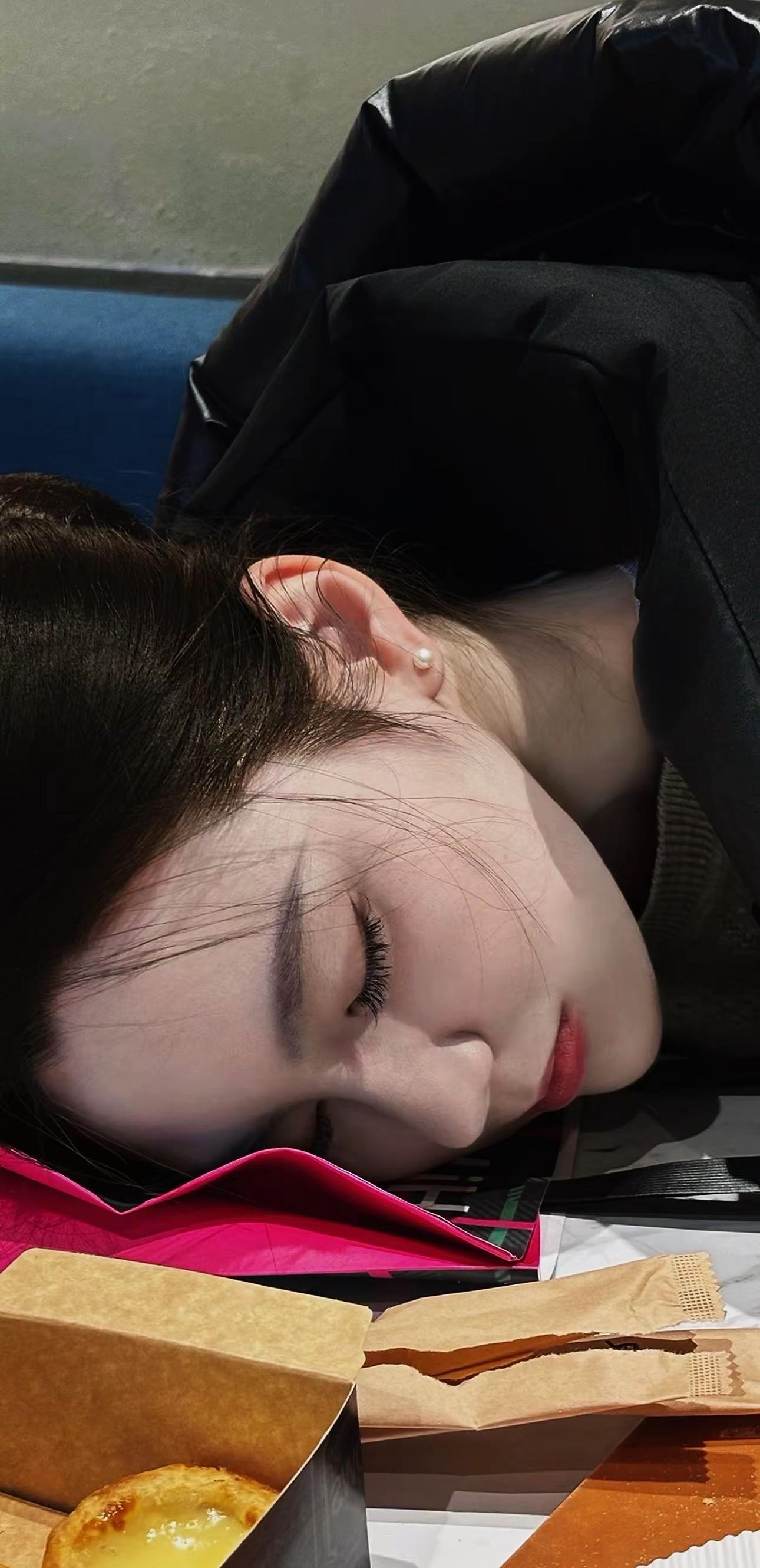 行李箱滚轮转呀转，把疲惫都甩在云层后✨。