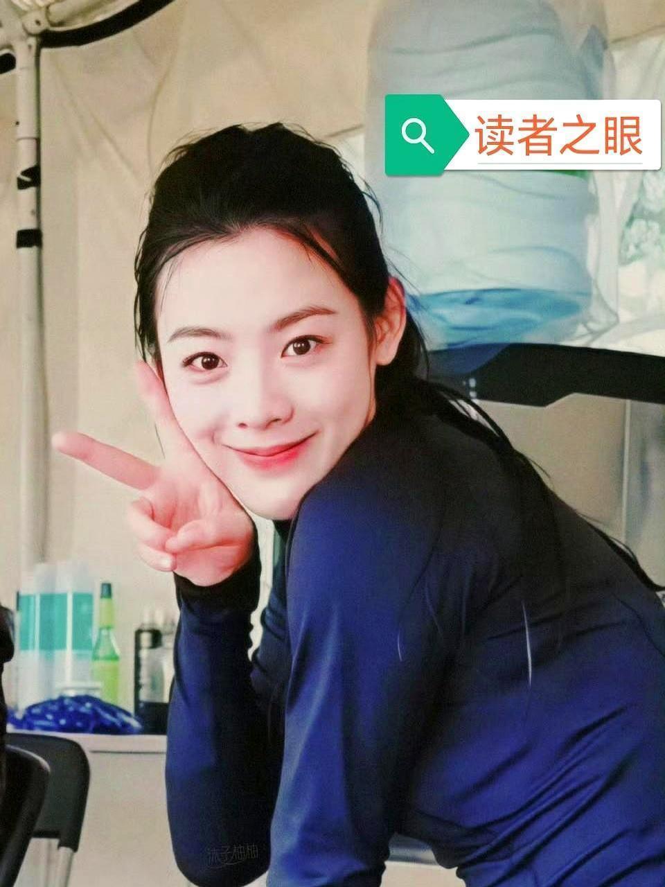 导演袁和平盯着监视器，突然喊了停。他说，一个要赴死的女人，临行前还在接吻，太软