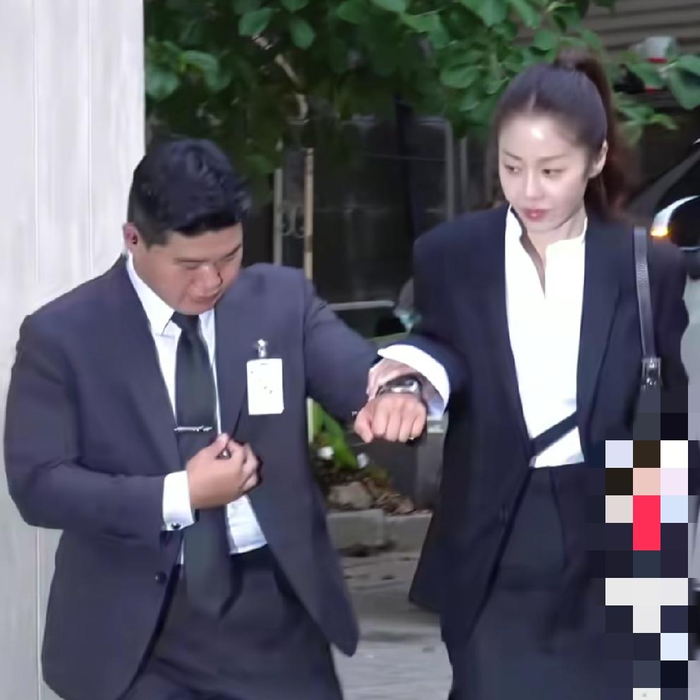 韩国的整容黑科技确实强。三星前儿媳高贤贞最近出席活动状态简直逆天。不过离远了