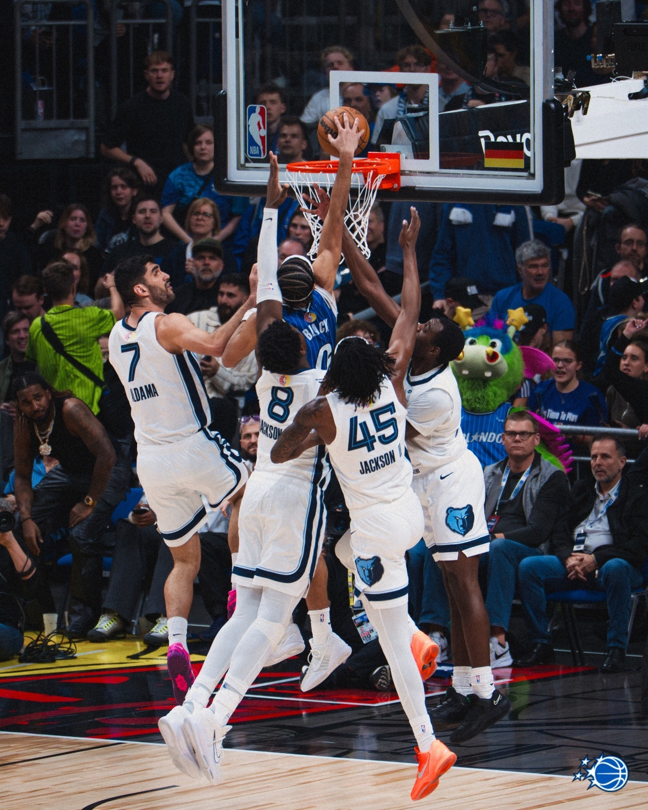 世界名画+1！布莱克一挑四完成扣篮，太帅了！