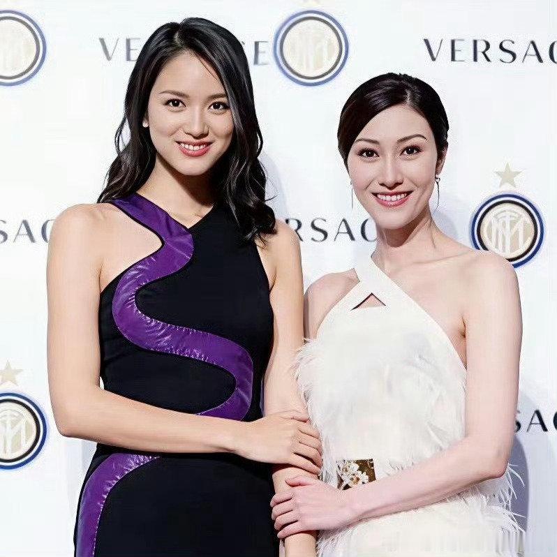 李嘉欣五官比张梓琳漂亮，但是合照不如张梓琳三庭五眼和谐应该是因为中庭太长吧​​​