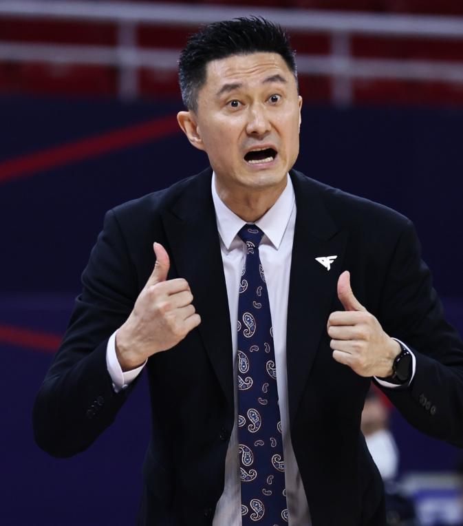 陈海涛表扬杜锋，广东男篮在第一阶段常规赛收官时连输两场，结果投资人陈海涛不但没发