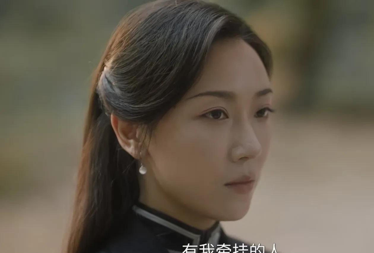 《潜渊》：江飞曼为了梁朔被抓谢骏安发现了江飞曼（菅纫姿）的身份，她不得不离开书