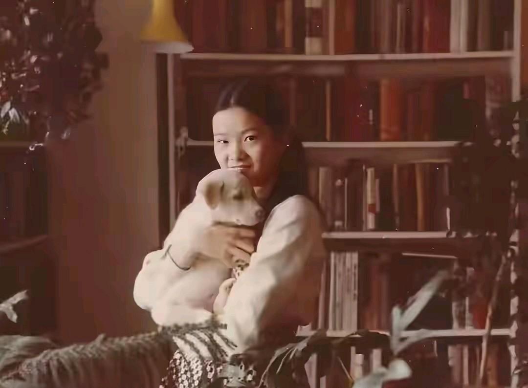 看得出来，洪晃年轻的那时候也曾是个乖乖女。
