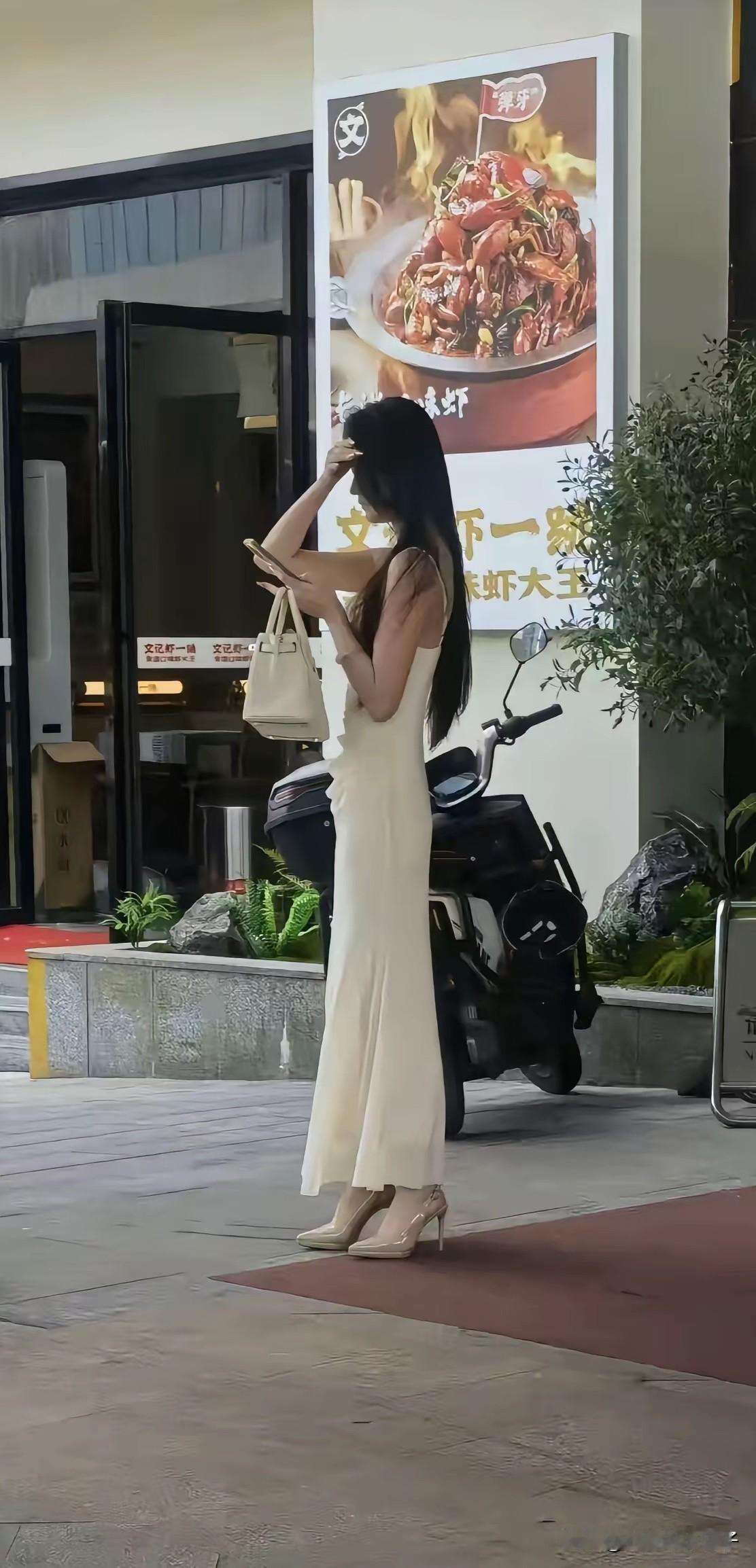 看清楚现实：男人出轨，受伤的小三下场如何？邵阳白裙女子被拉头发事件，让我们再
