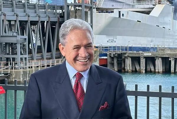 中方反制后，新西兰叫停韩企造船合同，宁赔27亿，也要让中国接手。新西兰政府最