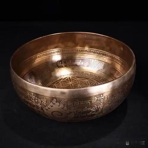 从前，有个小偷盯上了富户家的一只铜磬。他多次踩点，终于在一个月黑风高之夜得了手。