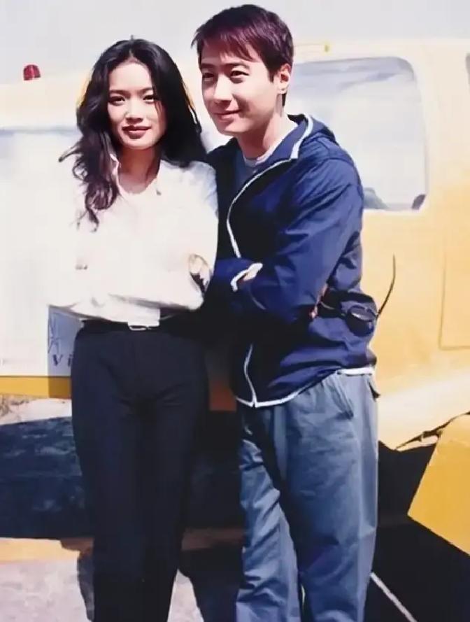 2005年，已经29岁的舒淇要与黎明准备结婚，黎明带舒淇去见父母。当黎明的父亲看到儿子领着的女孩是舒