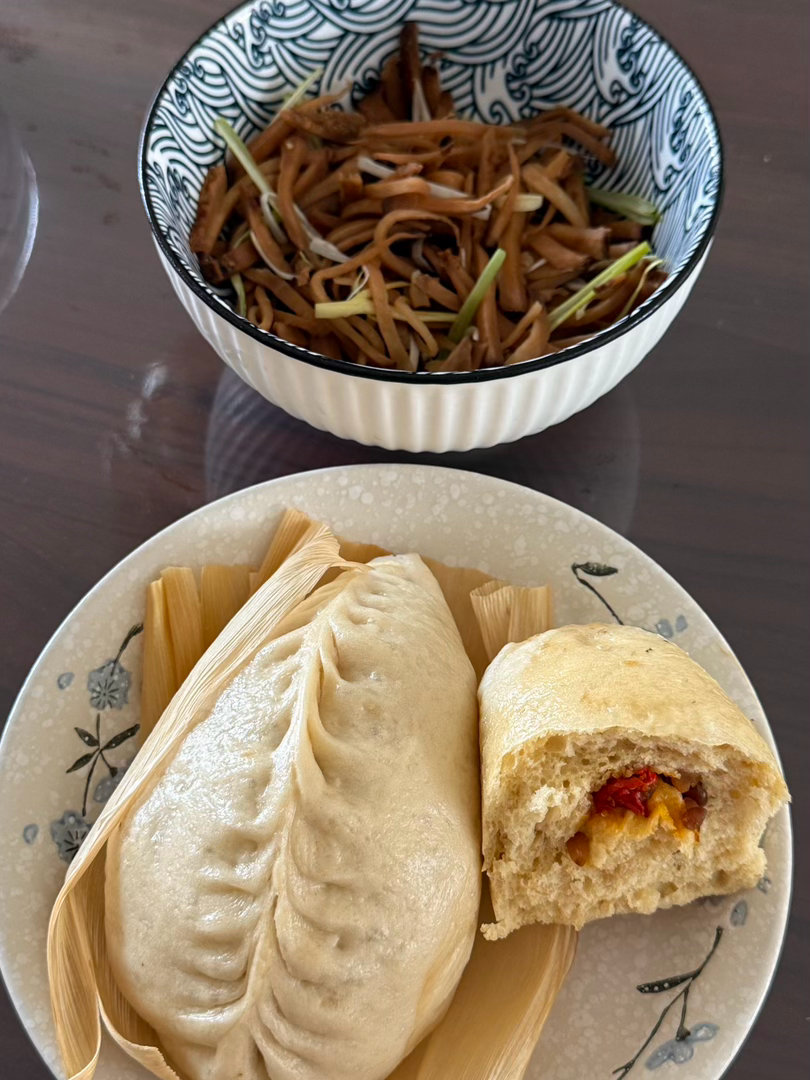 朴素的一餐刚从床上起来吃饭，那半块儿馒头就是我妈昨天蒸的那个，咸菜就是看起来很