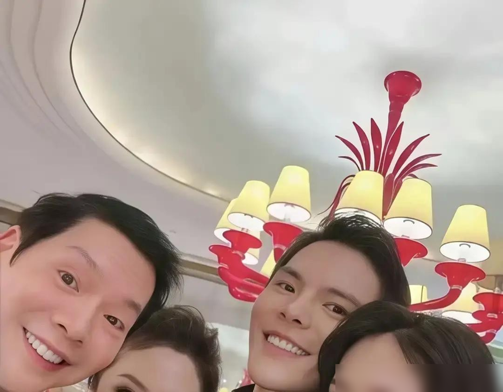 向太在鲁豫那，直接炸了。起因是向佐上了易立竞的节目，四小时的访谈，他夸了爸，护了弟，赞了老婆，唯独对