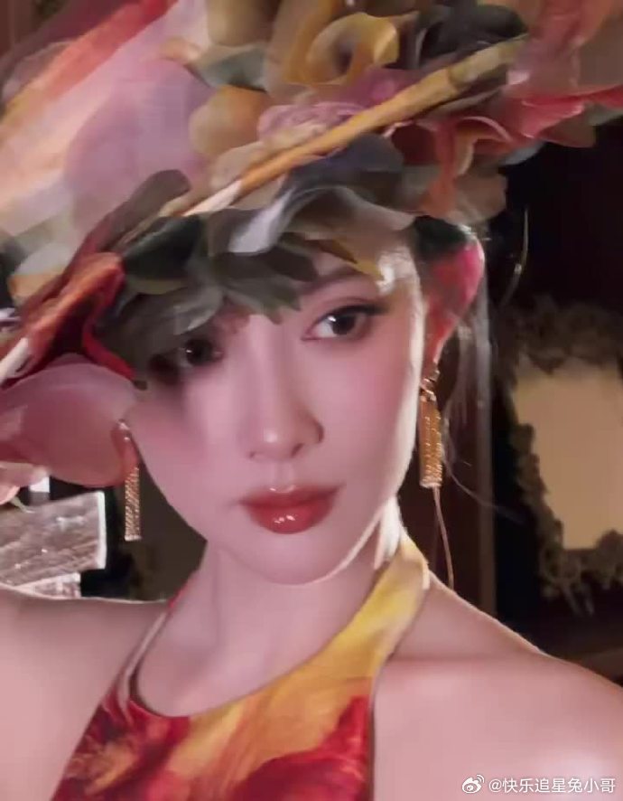 姐姐这身挂脖鱼尾裙简直把复古美学玩到极致！烛光摇曳的晚宴上，珍珠光泽随着步流动，