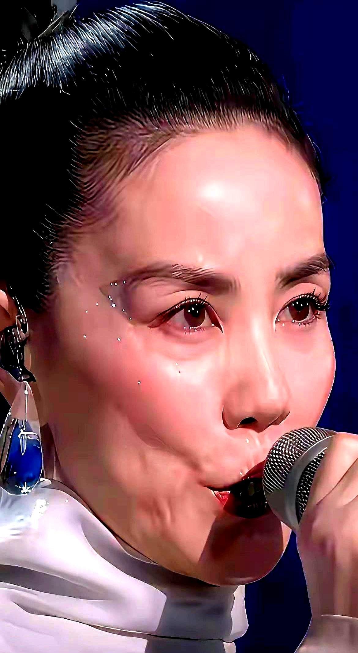 王菲春晚后台生图，彻底扯下了“不老女神”的遮羞布。镜头里，她提着裙摆匆匆走