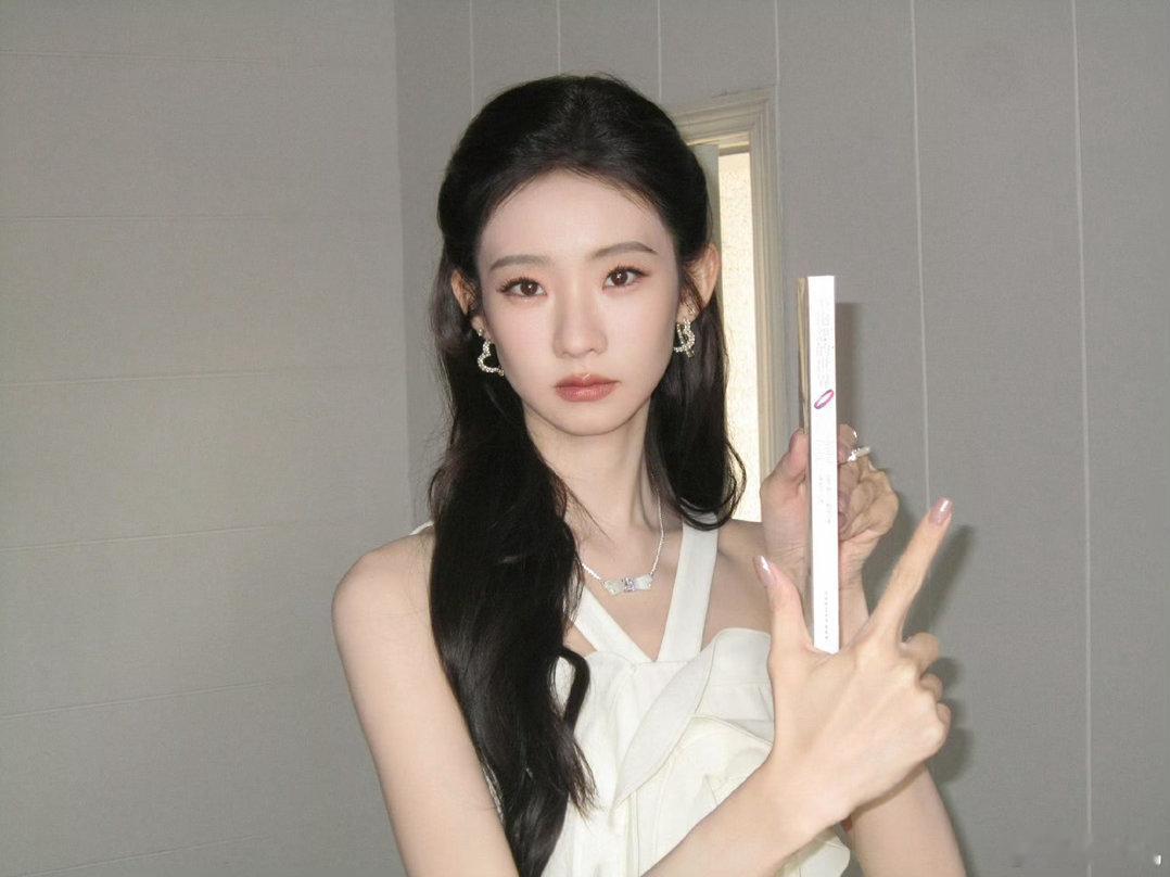 张艺凡三个人的世界太拥挤三个人的战局，偏偏她最显孤单！心疼这个张艺凡！你好星期六