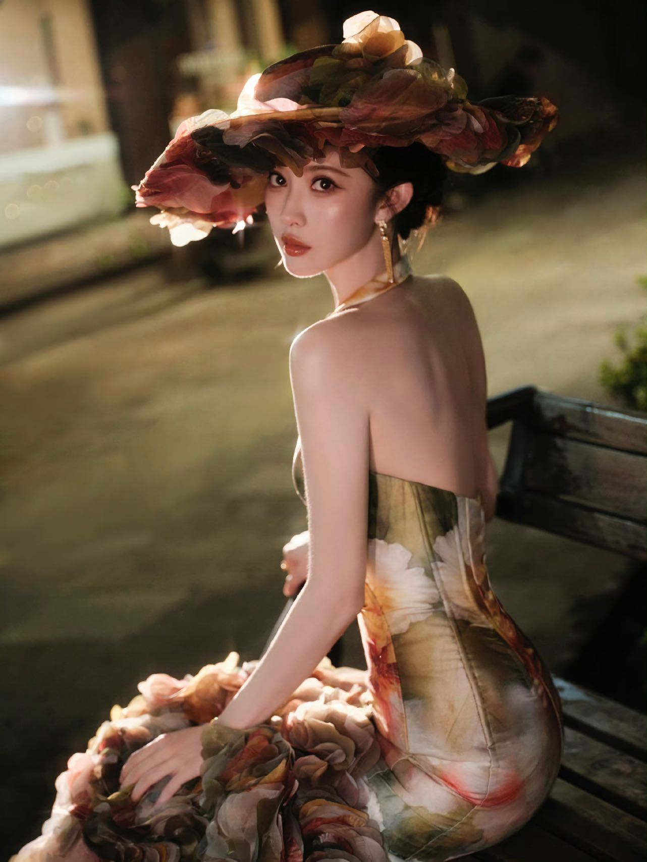 见过把油画穿在身上的美人吗？孟子义用丝绒蝴蝶结盘发配祖母绿耳坠，锁骨间流淌着南洋