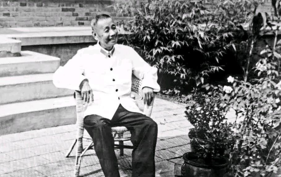 1977年经中央决定免去王宏坤的海军第二政委职务，1983年4月王宏坤按兵团级离