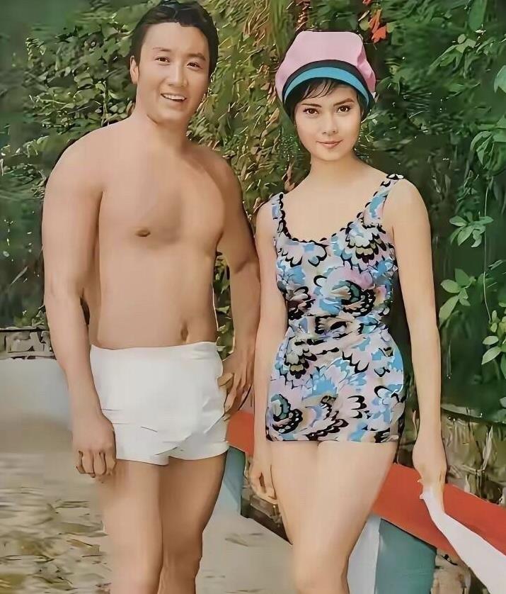 谢贤年轻时候可比他的儿子谢霆锋好看多了，要颜值有颜值，要身高有身高。剑眉星目，