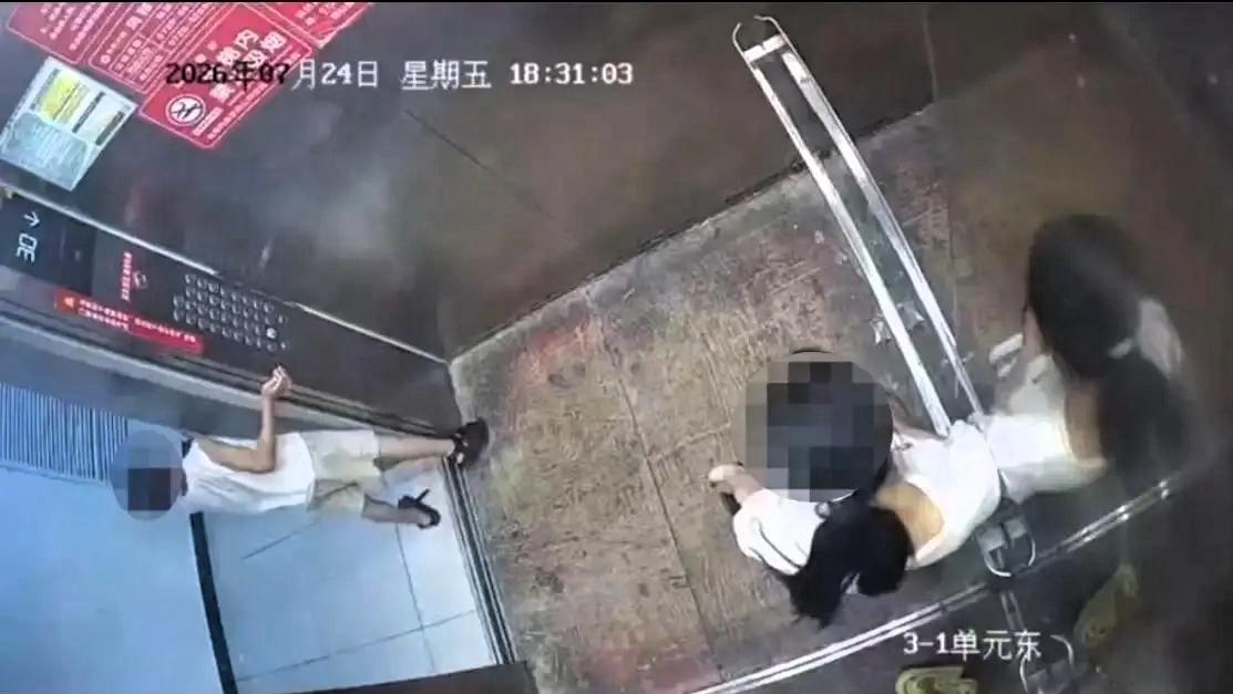 仙桃电梯冲突爆火！全网共鸣：谁规定的，被人打了只能硬扛？事情起因，电梯里孩子