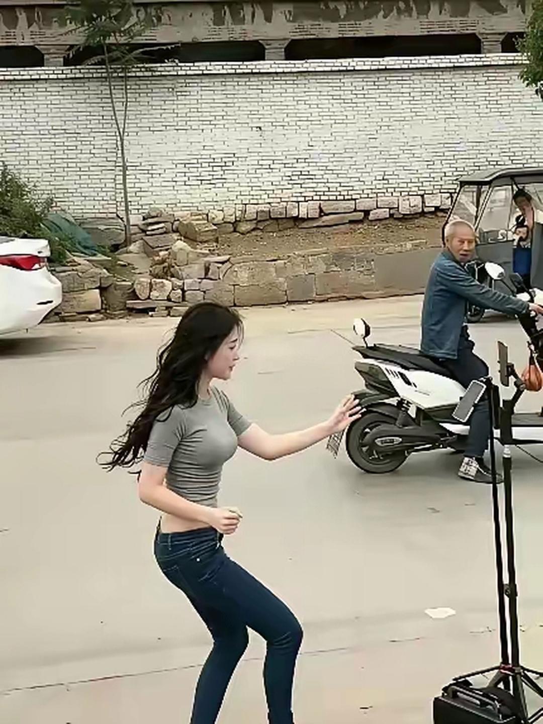 美女在路边直播，路过的大爷看得口目瞪口呆