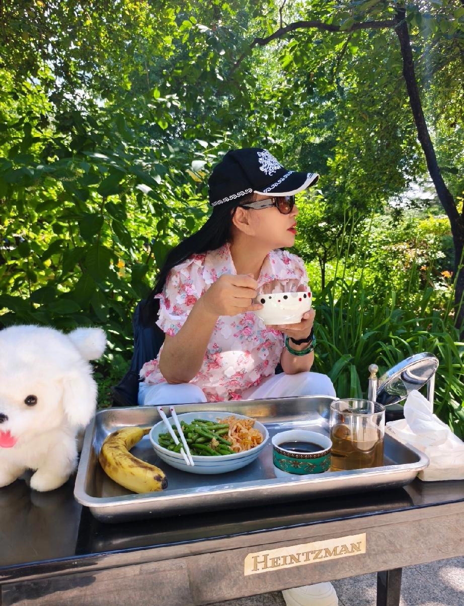 看刘晓庆的饮食就知道为啥她75岁了，还保养得这么年轻有活力，她端午节在户外野餐，