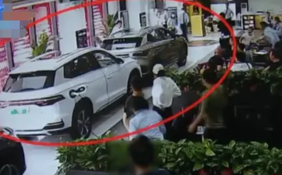 男子4S店看车，刚坐进车内，摸了下方向盘上的按键，车辆突然就启动，撞向了前面的展