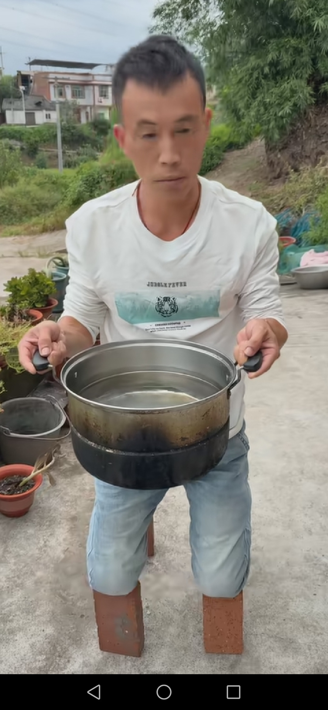 活该！出轨的下场！丈夫出轨情人，被妻子发现后，没吵没闹，提出两个条件，第一，离婚，第二跪砖头上端水。
