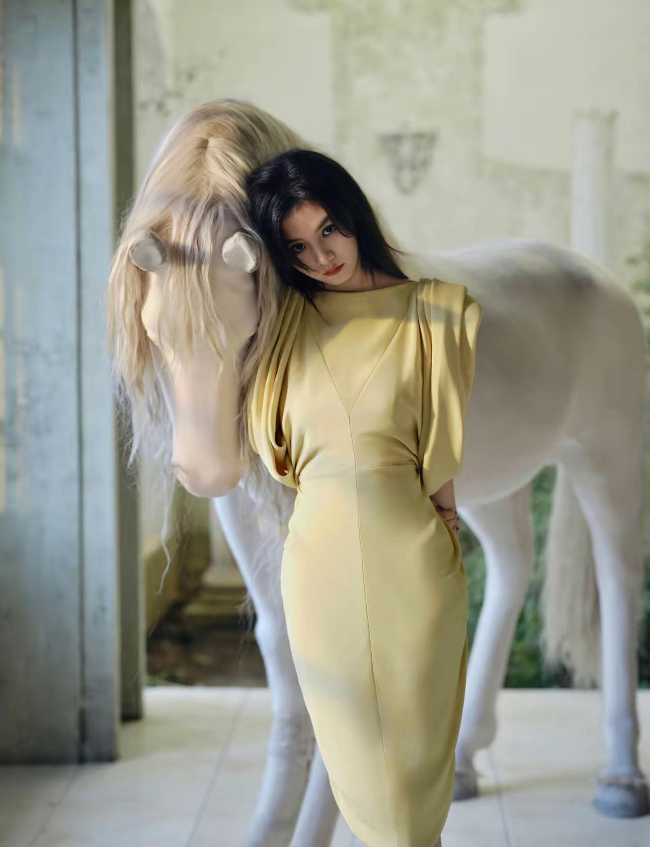 梦幻白马与优雅少女的唯美邂逅🌟马到成功！