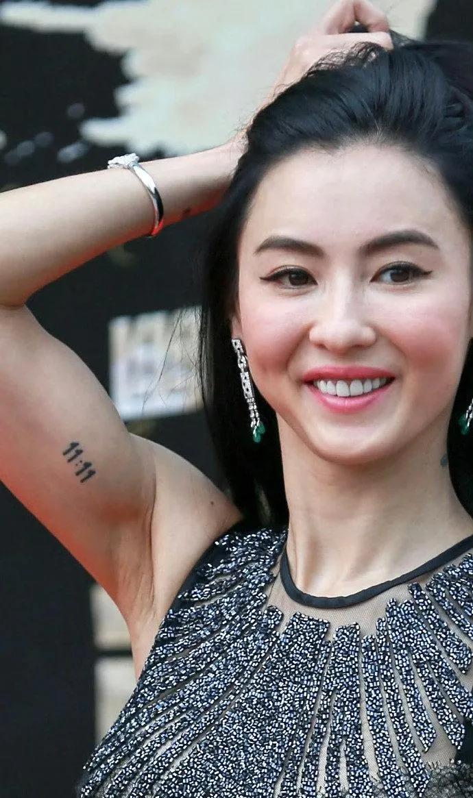 大家知道张柏芝手臂上这个纹身是什么意思吗？女明星有纹身的不在少数，张柏芝亦是