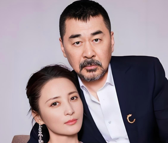 有次记者向蒋勤勤抛出问题：“你老公拍《甄嬛传》时，身边美女如云，你会不会吃醋呀？