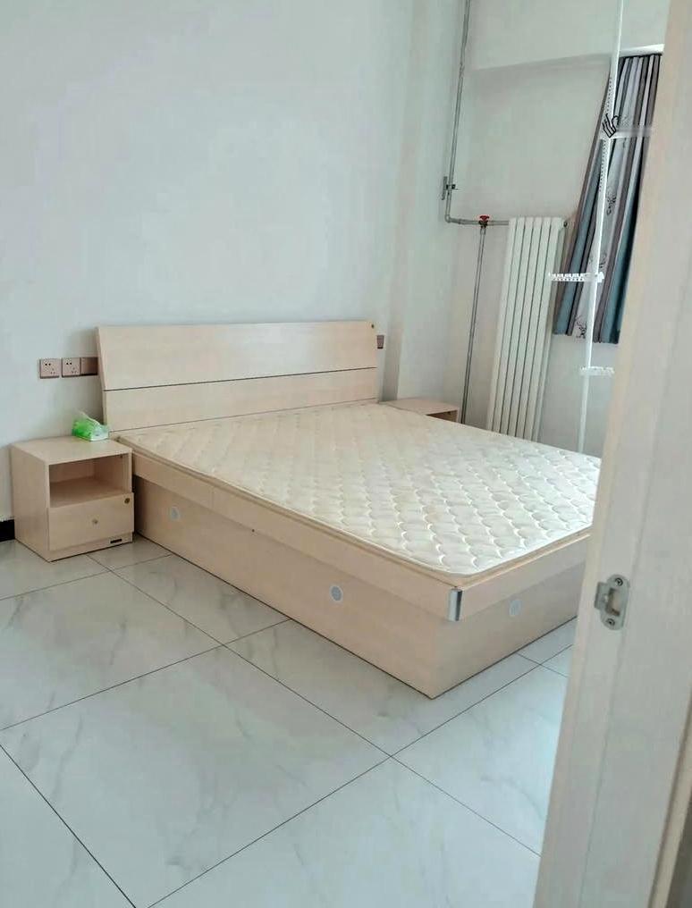 隔壁一个女孩子搬走了，房东大叔直言舍不得。对门住一个二十多岁漂亮小姐姐，在一