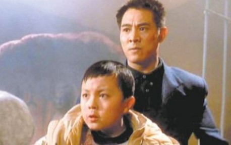 1994年，接连拍摄完《赌神2》、《赤子威龙》后，谢苗大火，周润发拿出5000块