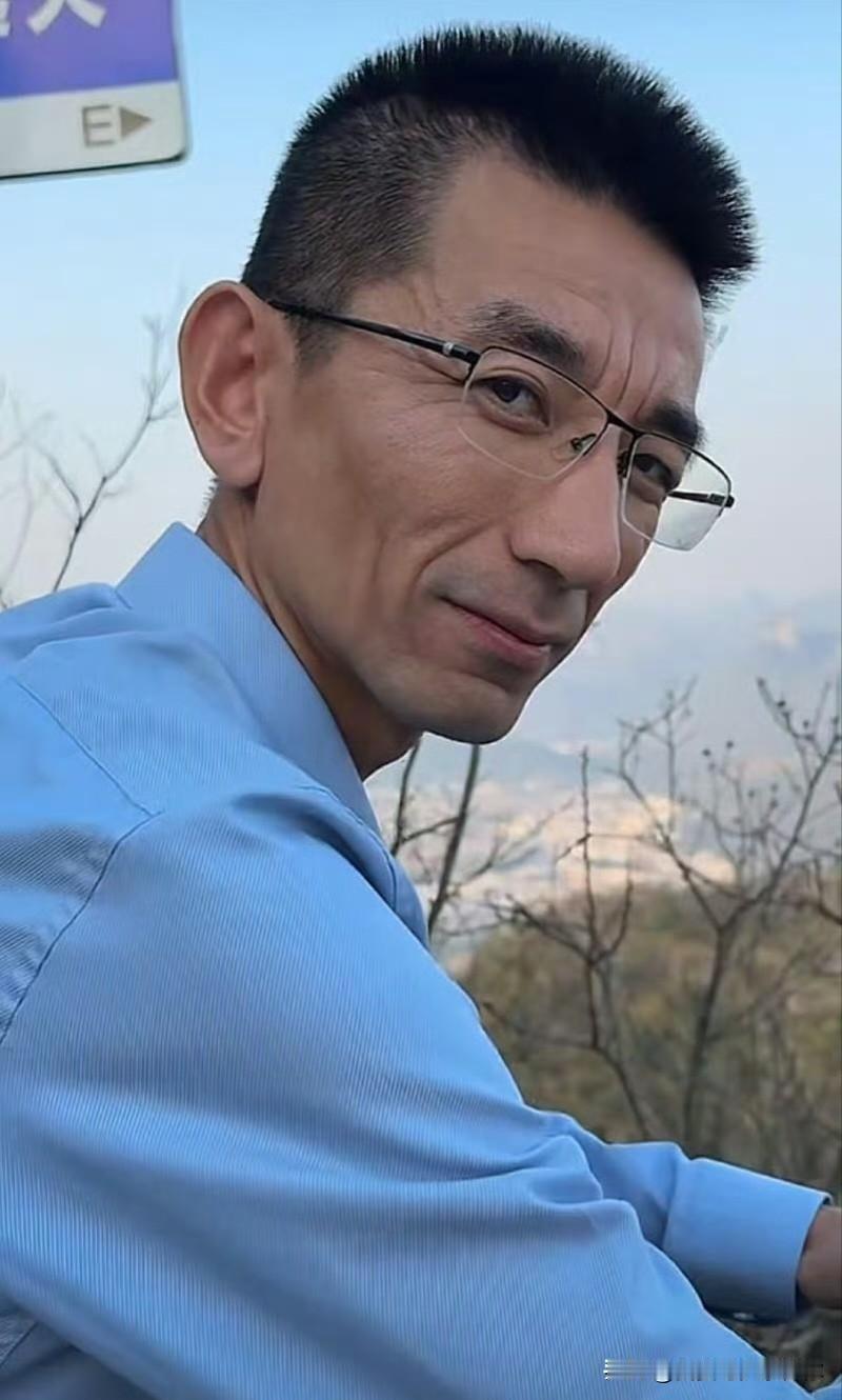 我问我同事，孙东旭离开东方甄选，算不算一种必然？同事说，你看他去年直播时的样