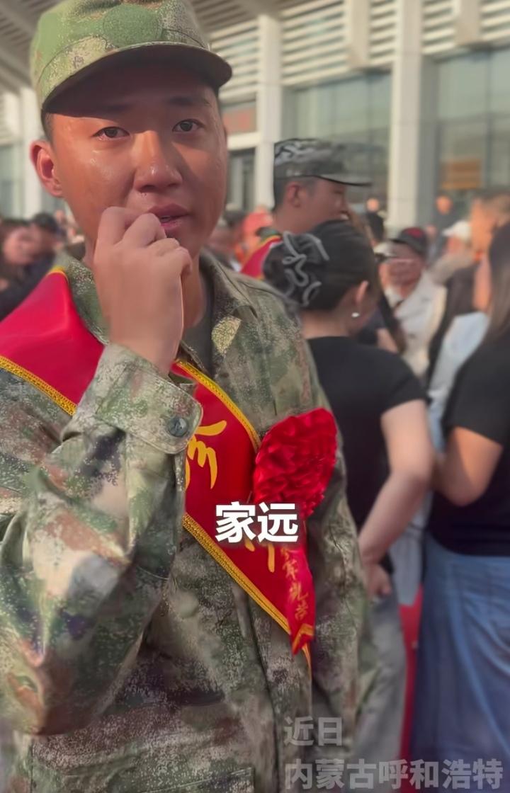 内蒙古呼和浩特新兵入伍现场一幕，看哭无数网友。别的新兵身边都是送行的家人，叮