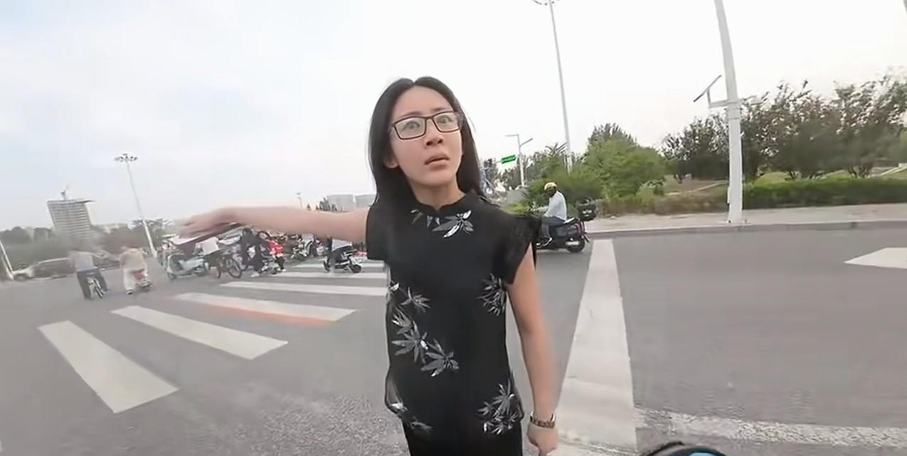 如果当时理想女车主打开窗户说一声：帅哥，麻烦让一下，我右转，有急事。摩托车车主