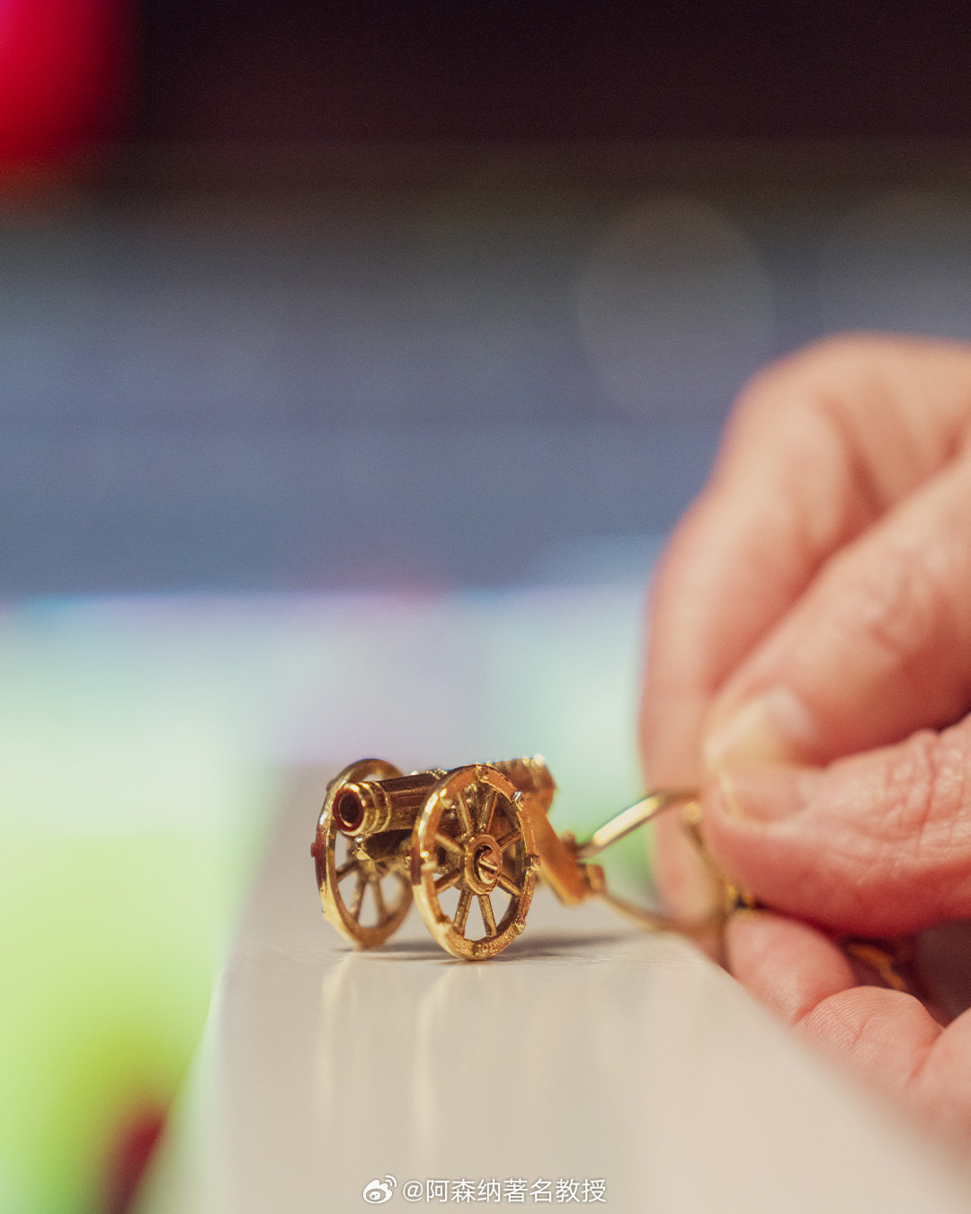 《邮报》透露，阿森纳过去3年商业收入几乎翻番，年度总收入方面，阿森纳超越曼联、热